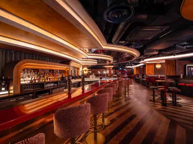 Upscale bar lounge at The Dive in Poolhouse for corporate networking and cocktail events.
