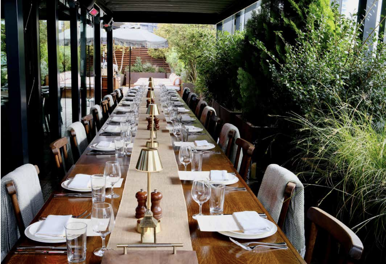 Elegant dining table in Studio 8, perfect for corporate events and intimate gatherings.