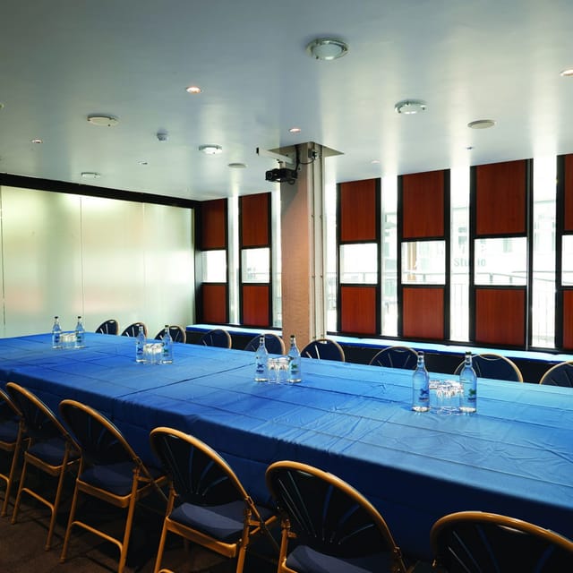 Ustinov Room with blue linens, ideal for corporate meetings and workshops.