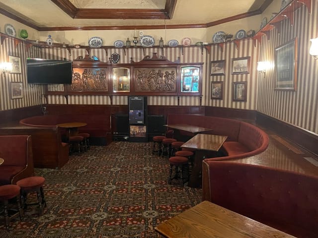 Cozy meeting space at The Bell Inn with vintage decor, perfect for intimate gatherings.