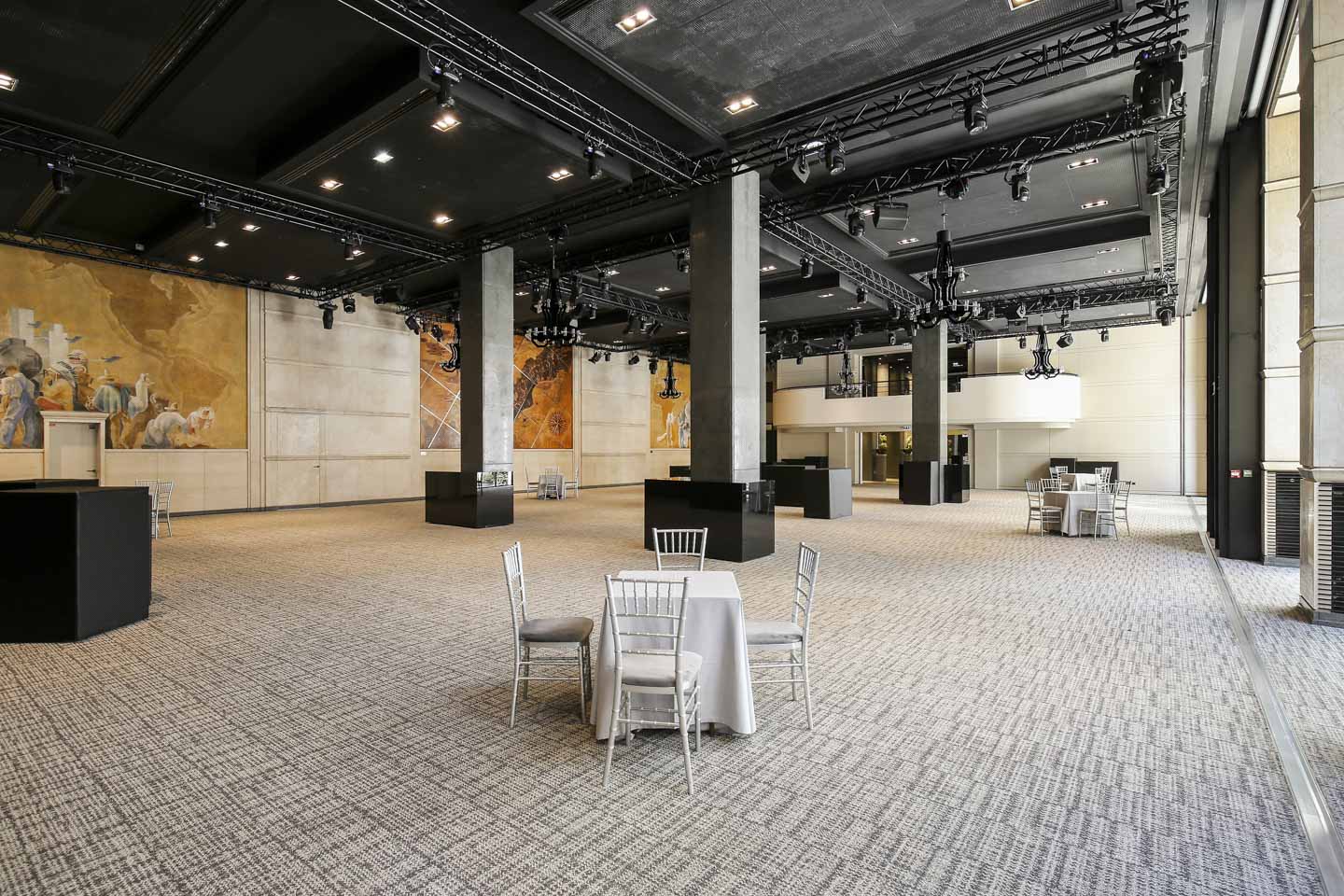 Spacious industrial event venue with high ceilings in Palais Nottingham for conferences and galas.