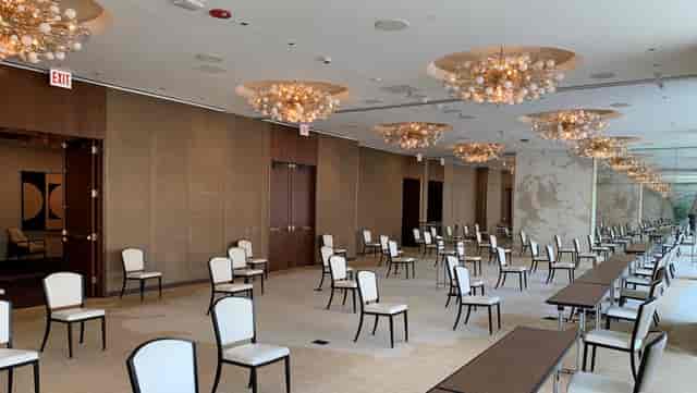 Cedar Ballroom, Viceroy Chicago: elegant space for corporate events and conferences.