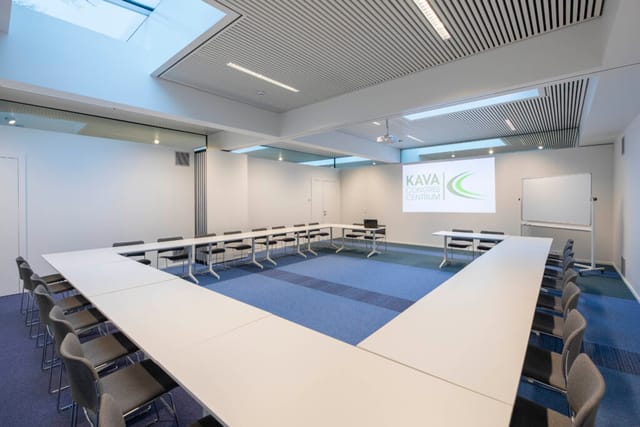 KAVA Congres Centrum Auditorium: modern meeting room with natural light for workshops and meetings