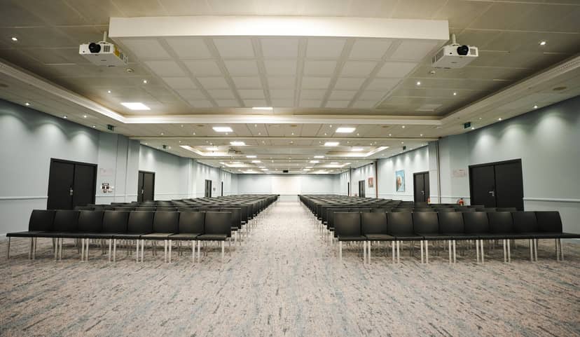 Theater-style Albertdok conference room with dual projectors for business events and meetings.