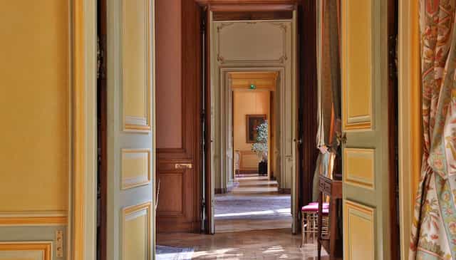 Elegant corridor at Maison de l'Amérique Latine for sophisticated meetings and events.