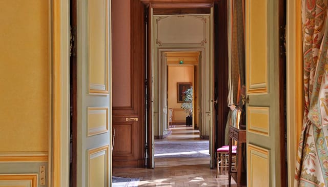 Elegant corridor at Maison de l'Amérique Latine for sophisticated meetings and events.