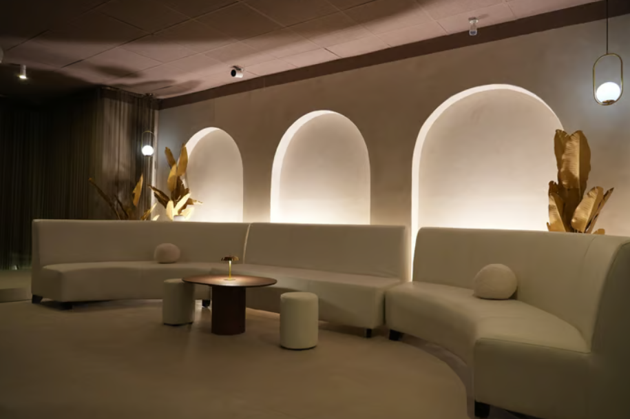 Luxury networking breakout space with curved seating in the Treasure Room London. - Banner