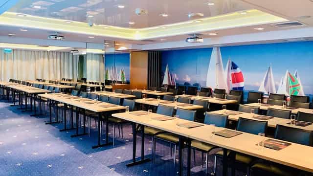 Classroom-style training room at Hotel Gdańsk with mural for professional corporate events.