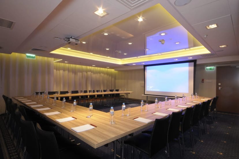 U-shape boardroom at Hotel Gdańsk, ideal for collaborative meetings and corporate events.