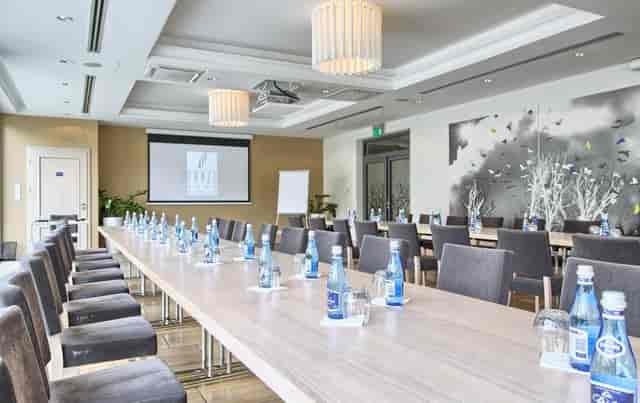 Boardroom meeting at Hanza Pałac: long-table setup in Park Room for corporate events and workshops.