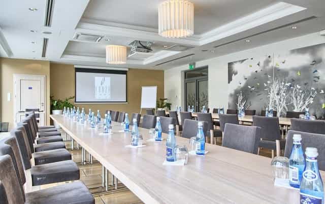 Boardroom meeting at Hanza Pałac: long-table setup in Park Room for corporate events and workshops.