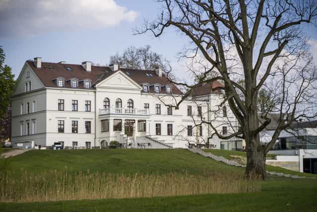 Park Room at Hanza Pałac: Elegant venue for corporate retreats and luxury weddings.