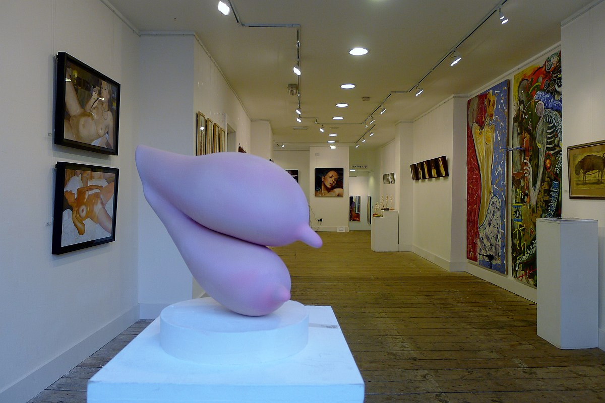Contemporary gallery with striking sculpture, perfect for exhibitions and private viewings.