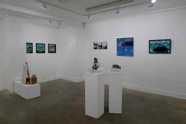 Minimalist gallery space with pedestals for art exhibitions and corporate events.