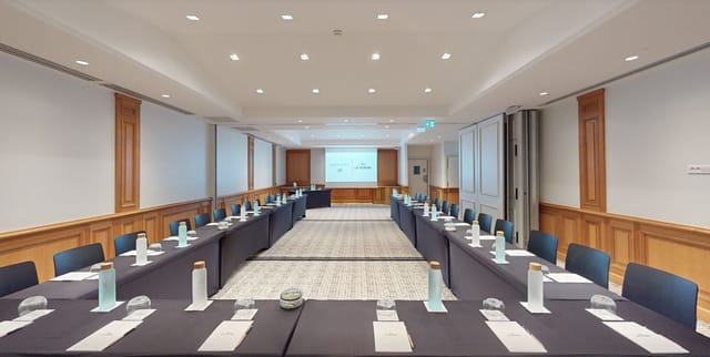 Auguste Lumiere meeting room with U-shaped seating for productive conferences in Paris.