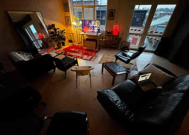 Cozy modern meeting space with natural light for brainstorming and casual events.