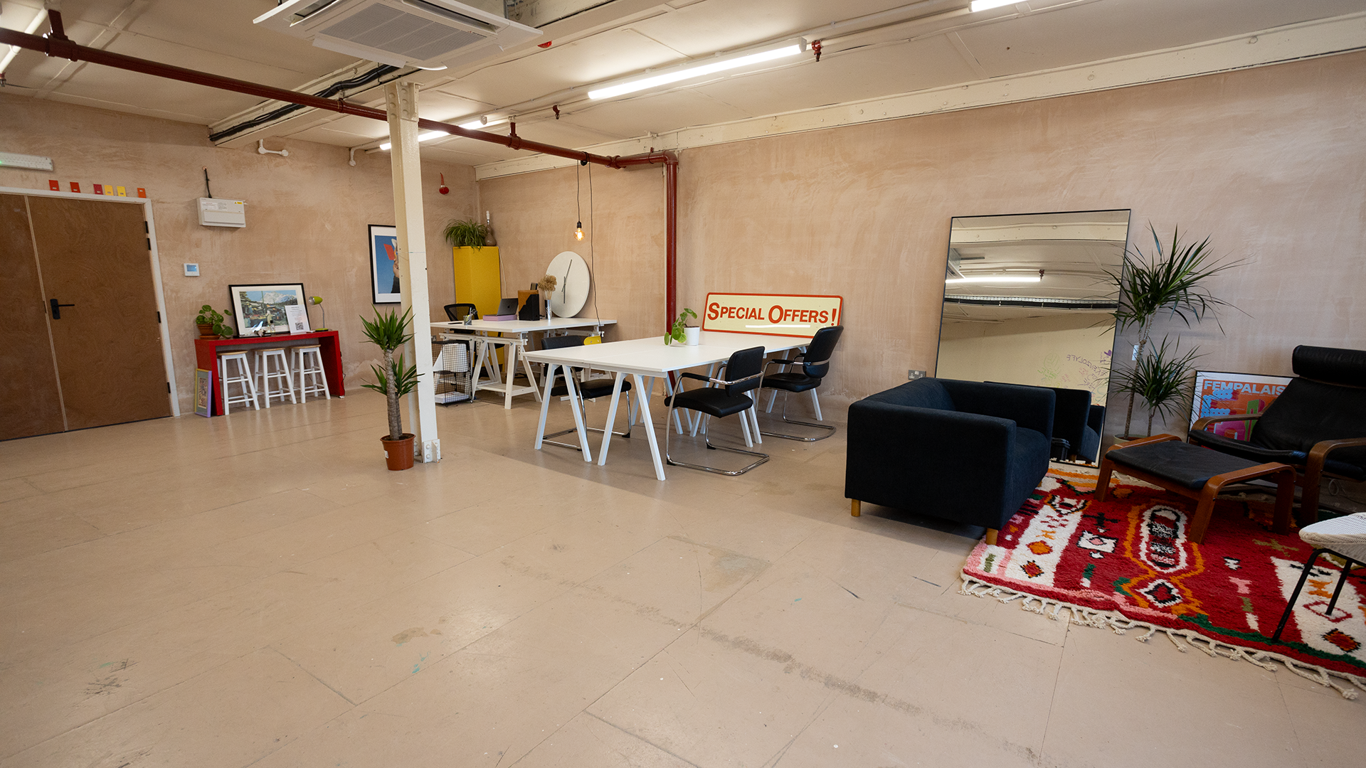 Versatile meeting space with natural light for events and workshops in FRIENDLY Studio.