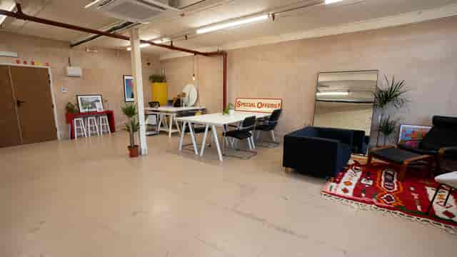 Versatile event space with natural light, ideal for workshops and networking in FRIENDLY.