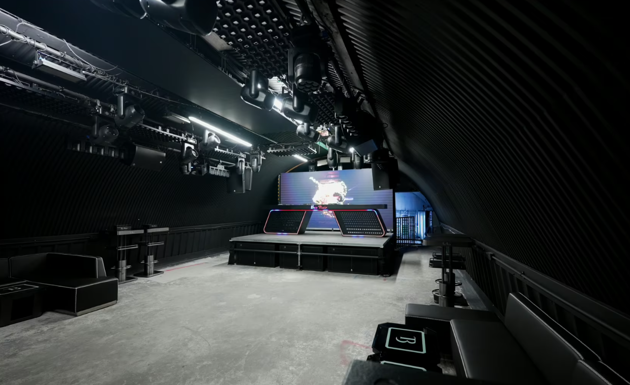 Modern event space in Bee Noir Manchester with advanced lighting for dynamic presentations.
