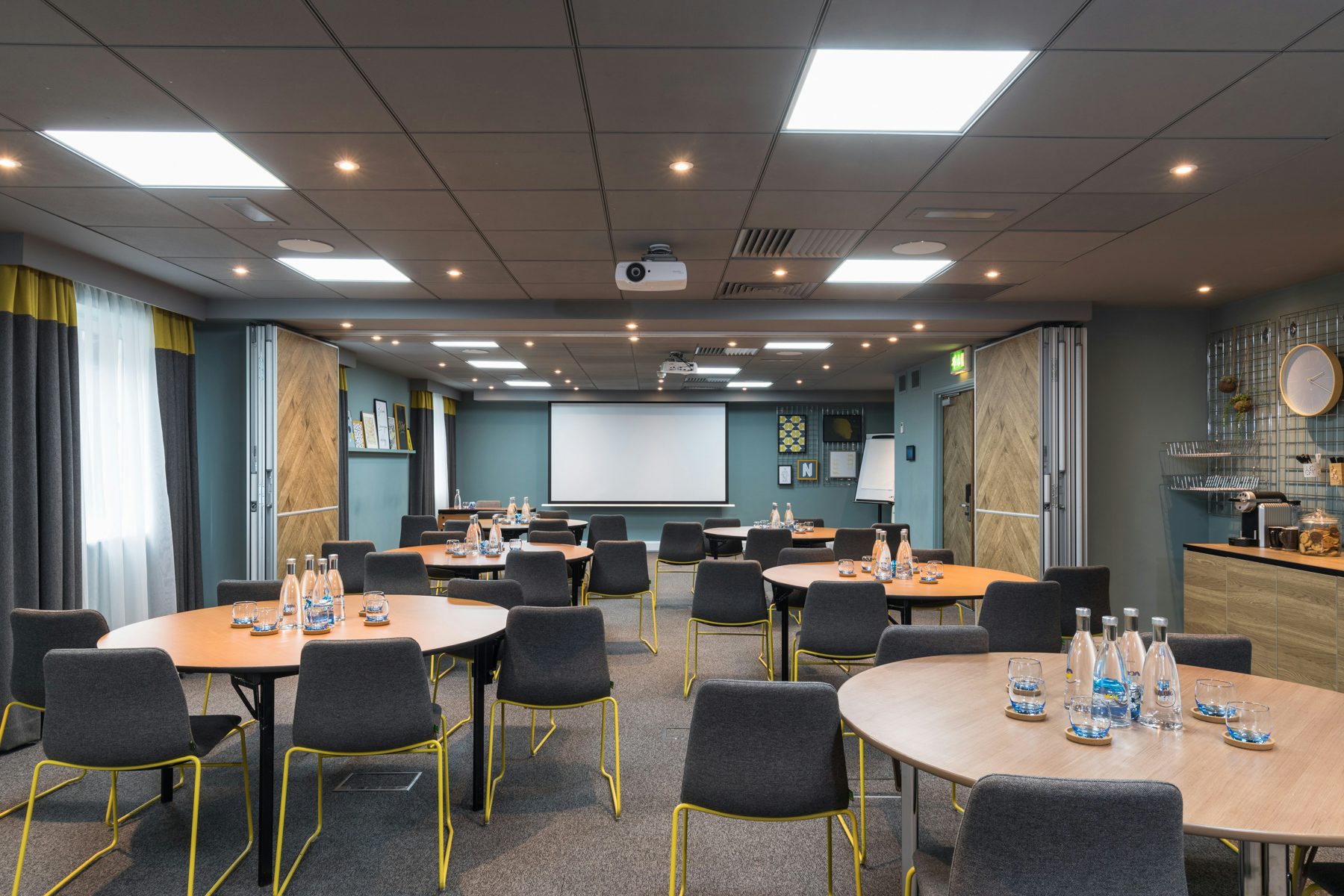 Versatile Millennium Suite at Novotel London Bridge, ideal for productive meetings and events.