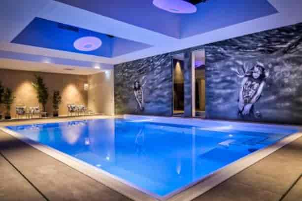 Gogh 1 hotel pool, Van der Valk, event venue