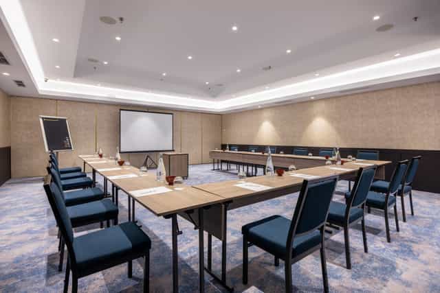 Meeting room in InterContinental Lisbon with U-shaped table for corporate events.