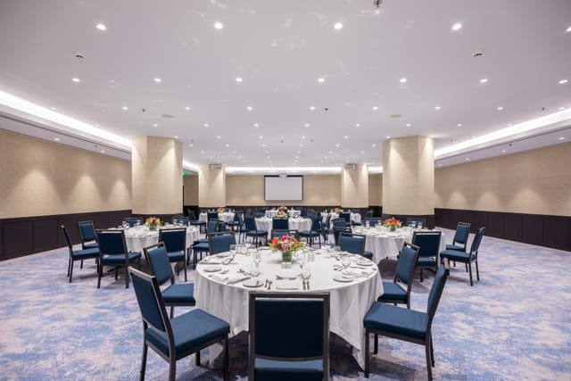 Elegant banquet room in InterContinental Lisbon for corporate events and celebrations.