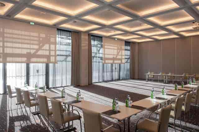 Fellini in MYRIAD: modern meeting room with natural light, ideal for professional events.