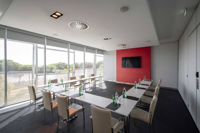 Modern meeting room with large windows for professional gatherings and workshops.