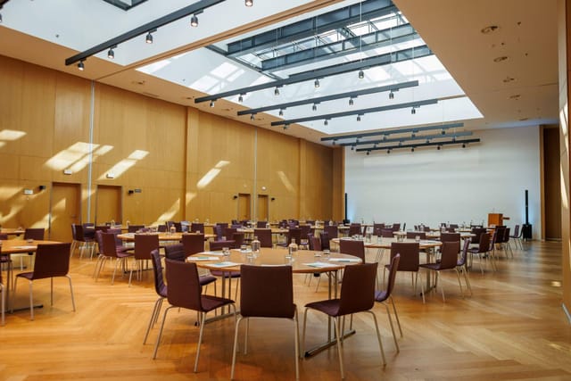 Spacious event venue in Iberostar Lisboa with natural light, ideal for conferences and banquets.