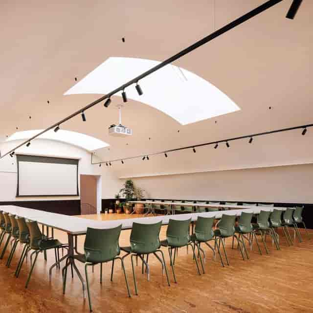 U-shaped meeting space at Locke de Santa Joana with natural light for workshops and conferences.