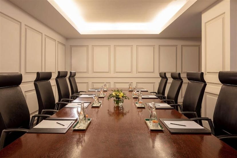 Boardroom at Hotel Tivoli Lisboa: polished table, executive meeting space, corporate event venue.