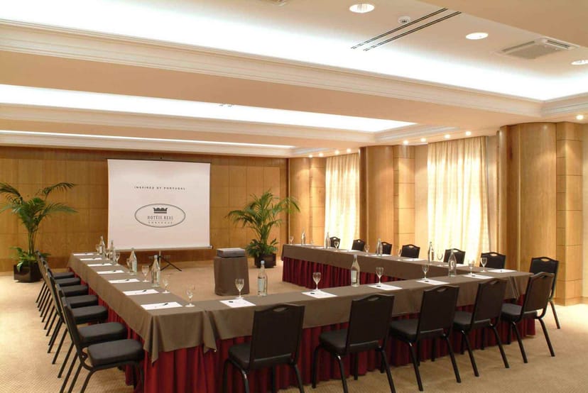 U-shape conference room at Real Palácio, ideal for interactive business meetings and workshops.