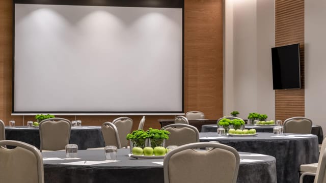 Alfama conference room at Hyatt Regency Lisbon: round tables for corporate breakout sessions.