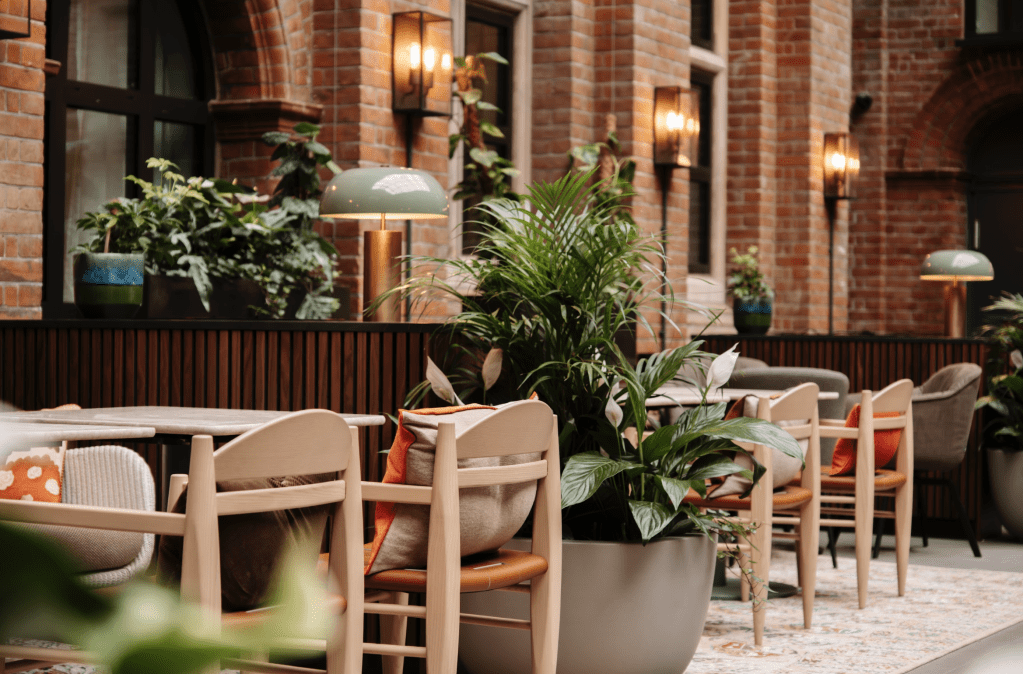 Oz & Isle restaurant, Cambridge, outdoor bar, event venue - Banner