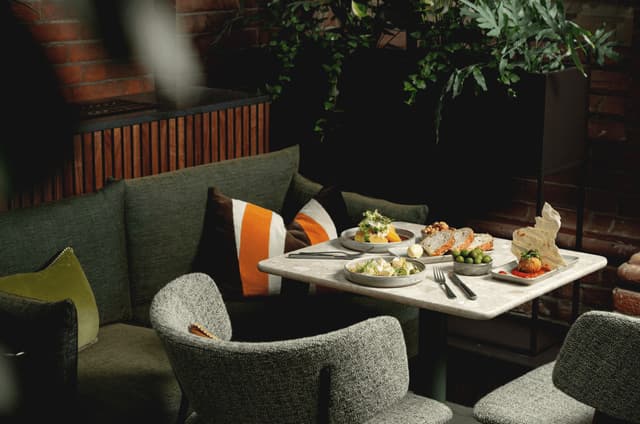 Oz & Isle Restaurant & Bar