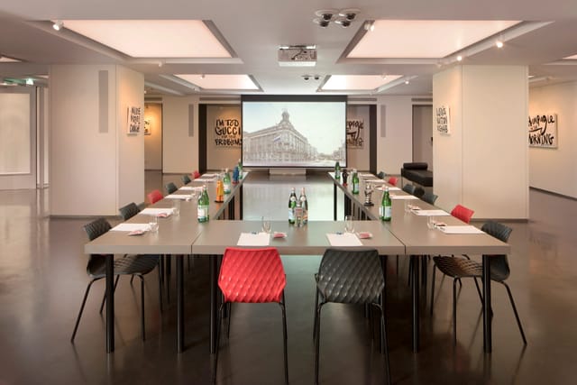 Modern Amsterdam meeting room, U-shape, projector