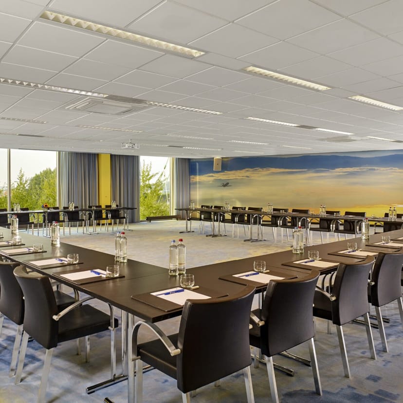 Amsterdam Airport boardroom, U-shape meeting, natural light