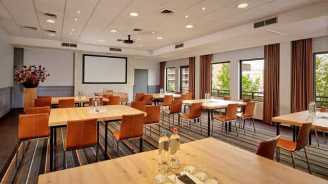 Eindhoven meeting room, natural light, corporate training, conference