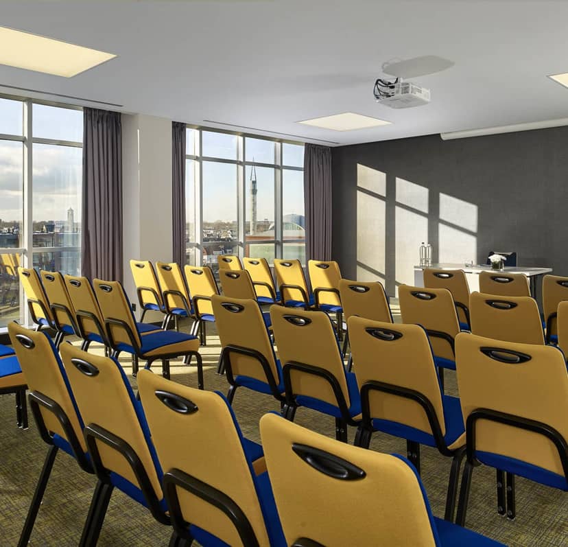 Plaza Suite Utrecht meeting space, natural light, corporate seminar