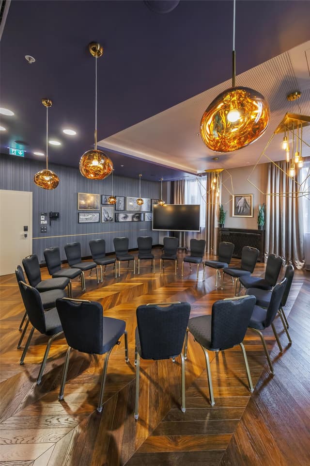Plaza Suite 4