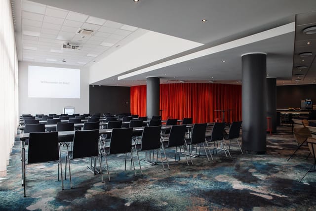 Radisson RED Berlin meeting room, flexible seating, corporate seminar