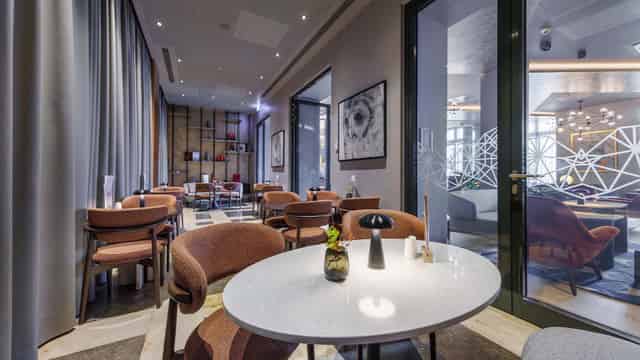 Plaza Suite 4