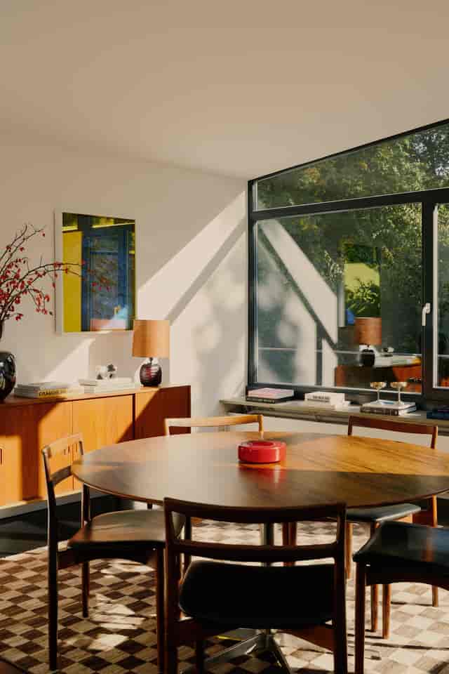 Berlin meeting room: mid-century modern furniture, natural light, executive event