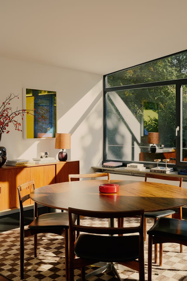 Berlin meeting room: mid-century modern furniture, natural light, executive event