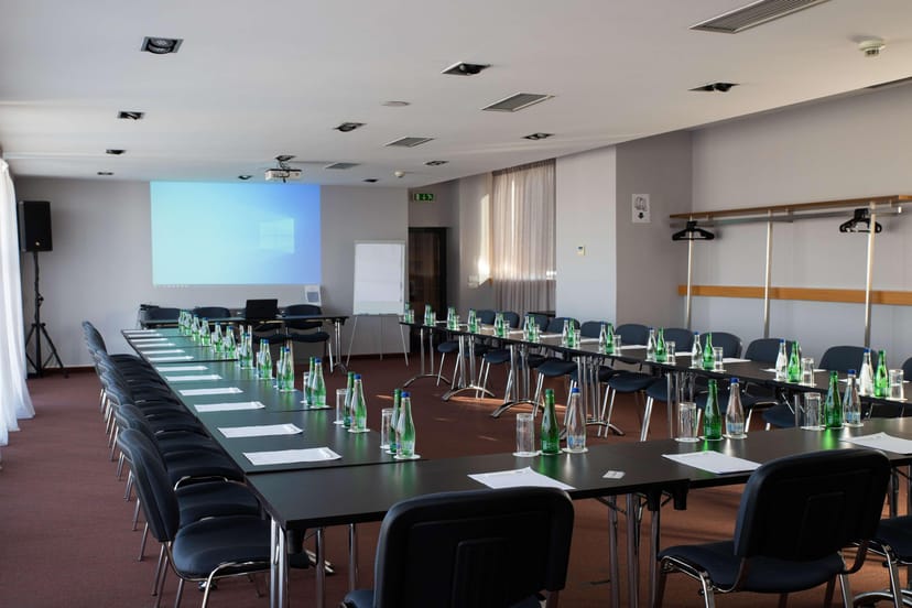 Radisson RED Belgrade meeting room, projector, corporate event, training