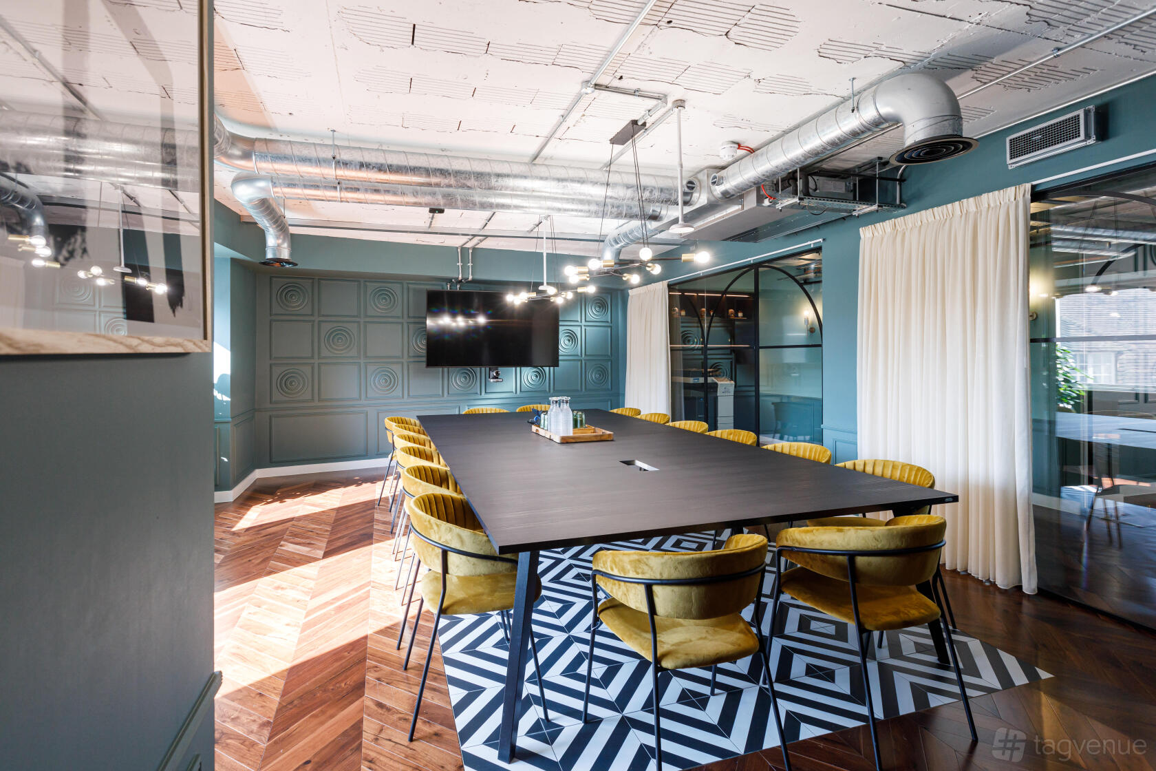 CREO London Bridge: 16-person boardroom, modern AV, business meeting - Banner