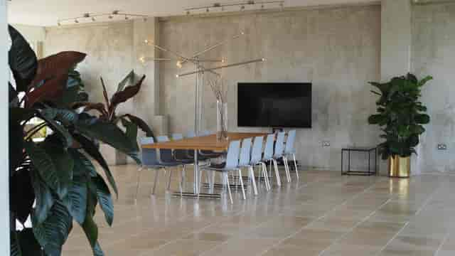 Boardroom London, meeting space, natural light, presentation.