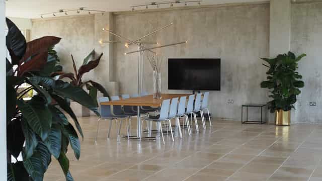 Boardroom London, meeting space, natural light, presentation.