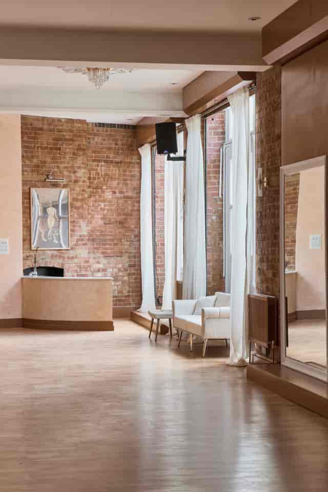 Upper Étage industrial VIP lounge for private networking and consultations.